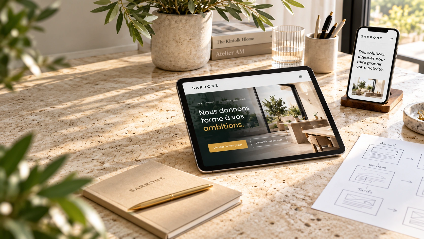 Bureau créatif lumineux avec tablette et téléphone présentant un site SARRONE